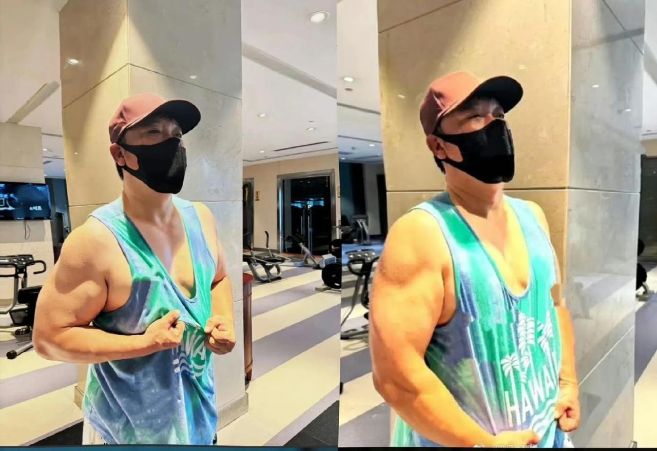 我一直以为贾冰跟沈腾一样，一身的肥肉，没想到他的肌肉练得这么猛，完全不输功夫巨星