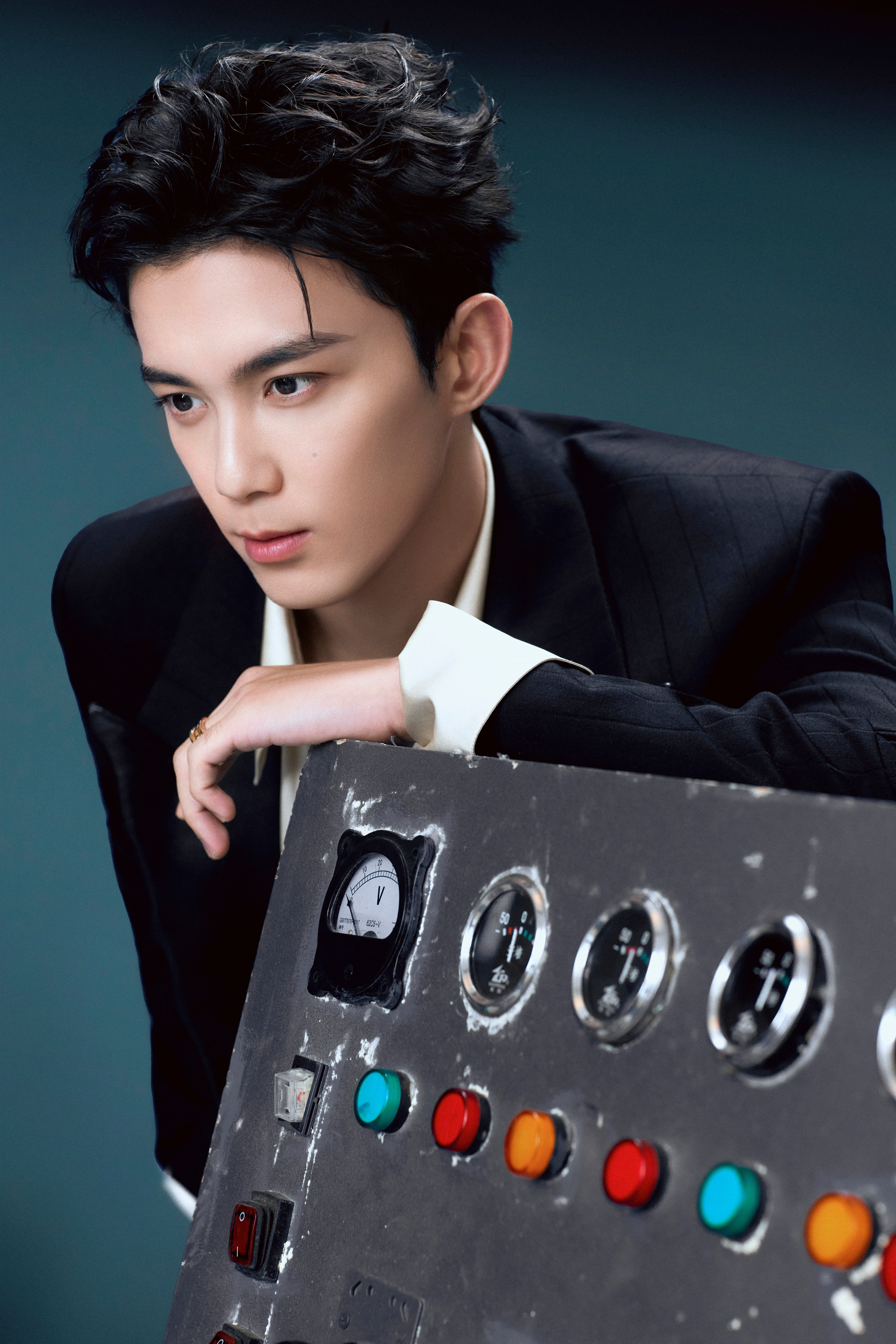 吴磊 × 今日电影奇遇夜造型大片，Burberry 代言人身穿品牌 2026 秋