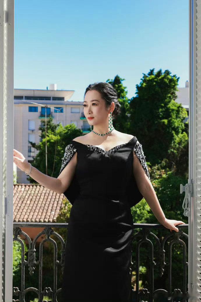 赵涛李庚希戚薇戛纳同框🎬相聚戛纳光影盛会，熟龄韵味、少女元气、利落气场完美融合