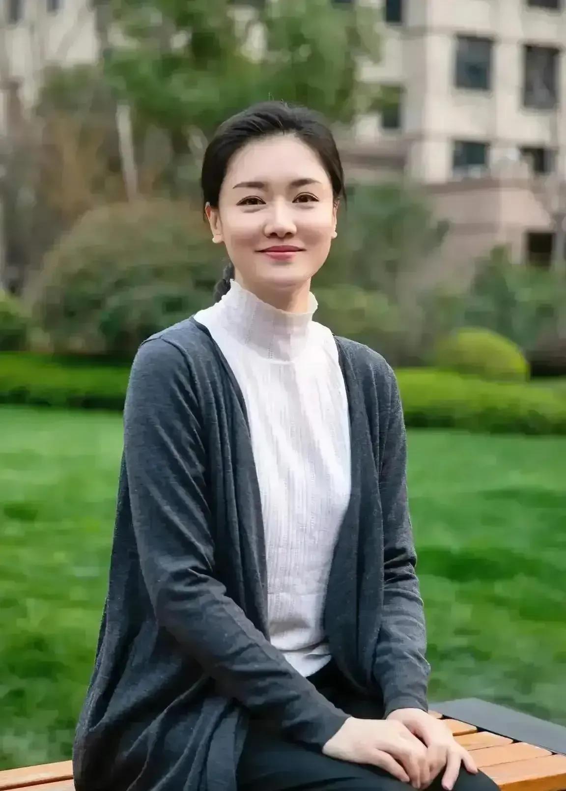 这才是真正的淑女。

她，端庄优雅，落落大方，笑不露齿，让人看了心情舒畅，真是美