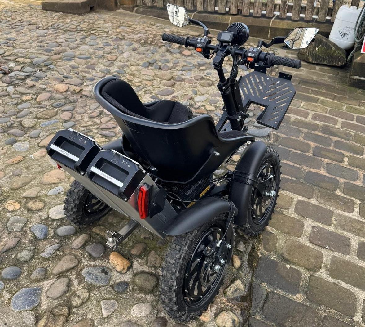 这车看着像“轮椅”，本质却更接近一台小型越野电动车。Zoom 2.0把四驱+全地