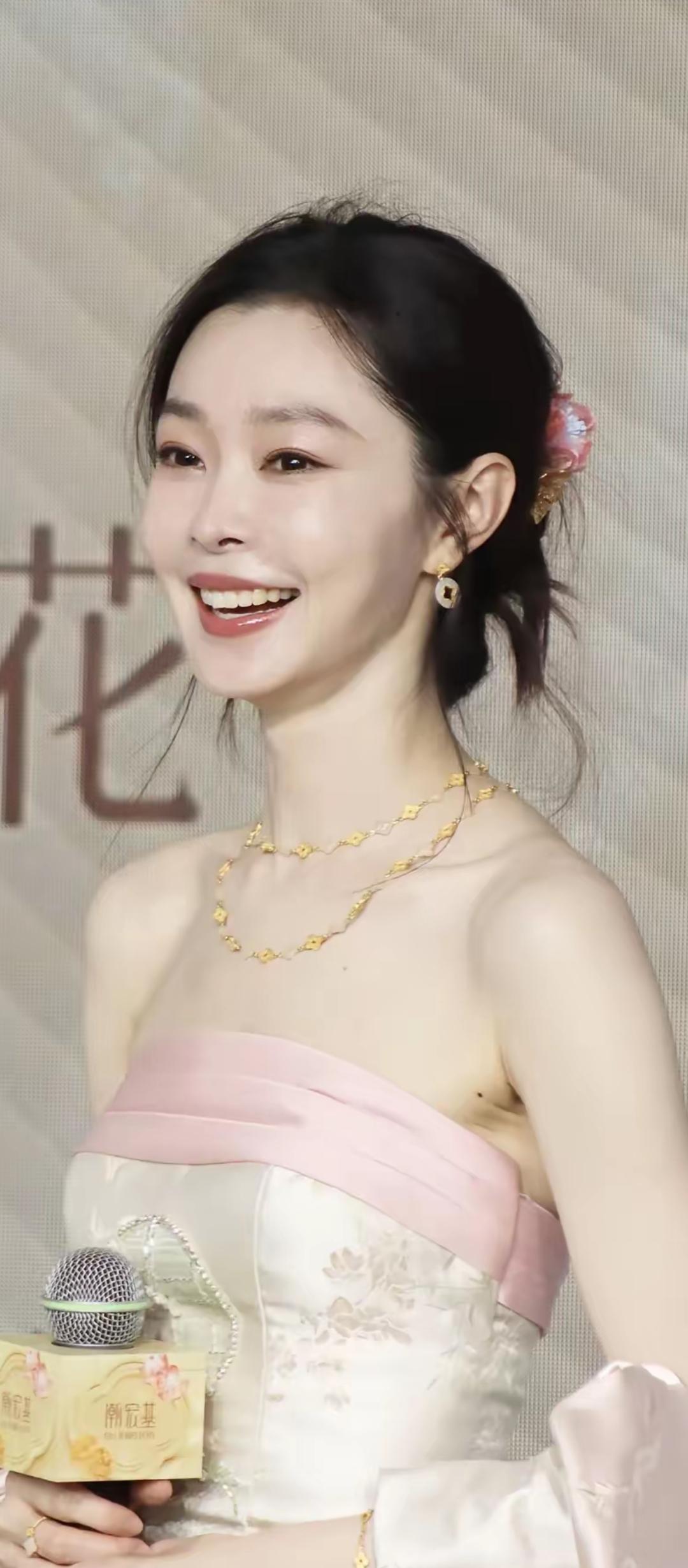 优雅气质，笑靥如花，闪耀全场！🌸✨