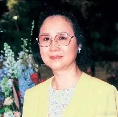 琼瑶女士曾经说：你们内地有个男演员，特别难合作！琼瑶阿姨说，有个姓黄的男演员，合