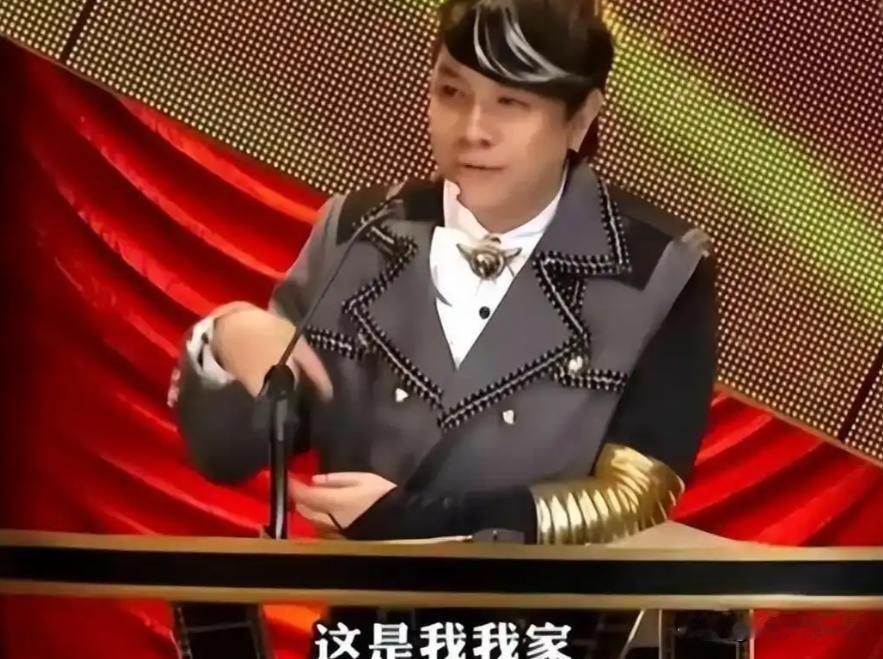 央媒明确表态批评之后仅仅两天，蔡康永被拍到在日本街头从容露面，平静和认出他的粉丝