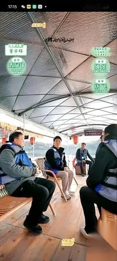 董宇辉逛桃花潭翻了个“小跟头”

带大家看踏歌舞时，直播间突然“掉人”——10万