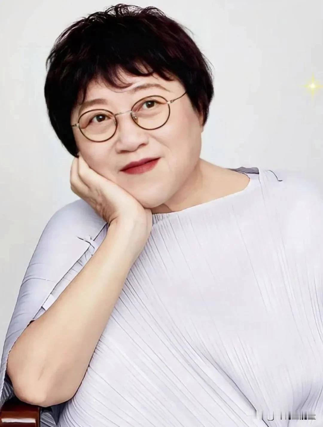 李银河曾说过一段引人深思的话：男人心里永远住着一个少年，女人一生都在寻求安稳与归