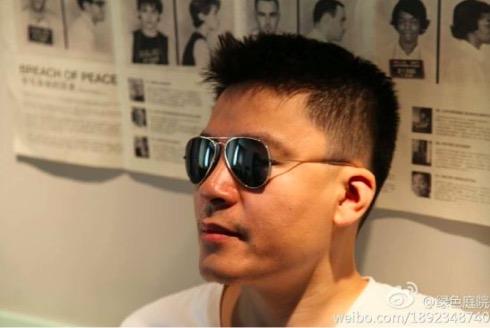 这几天房间所有窗帘都被拉上
我从来不喜欢阳光
习惯于在暖色吸顶灯下默默看书写字