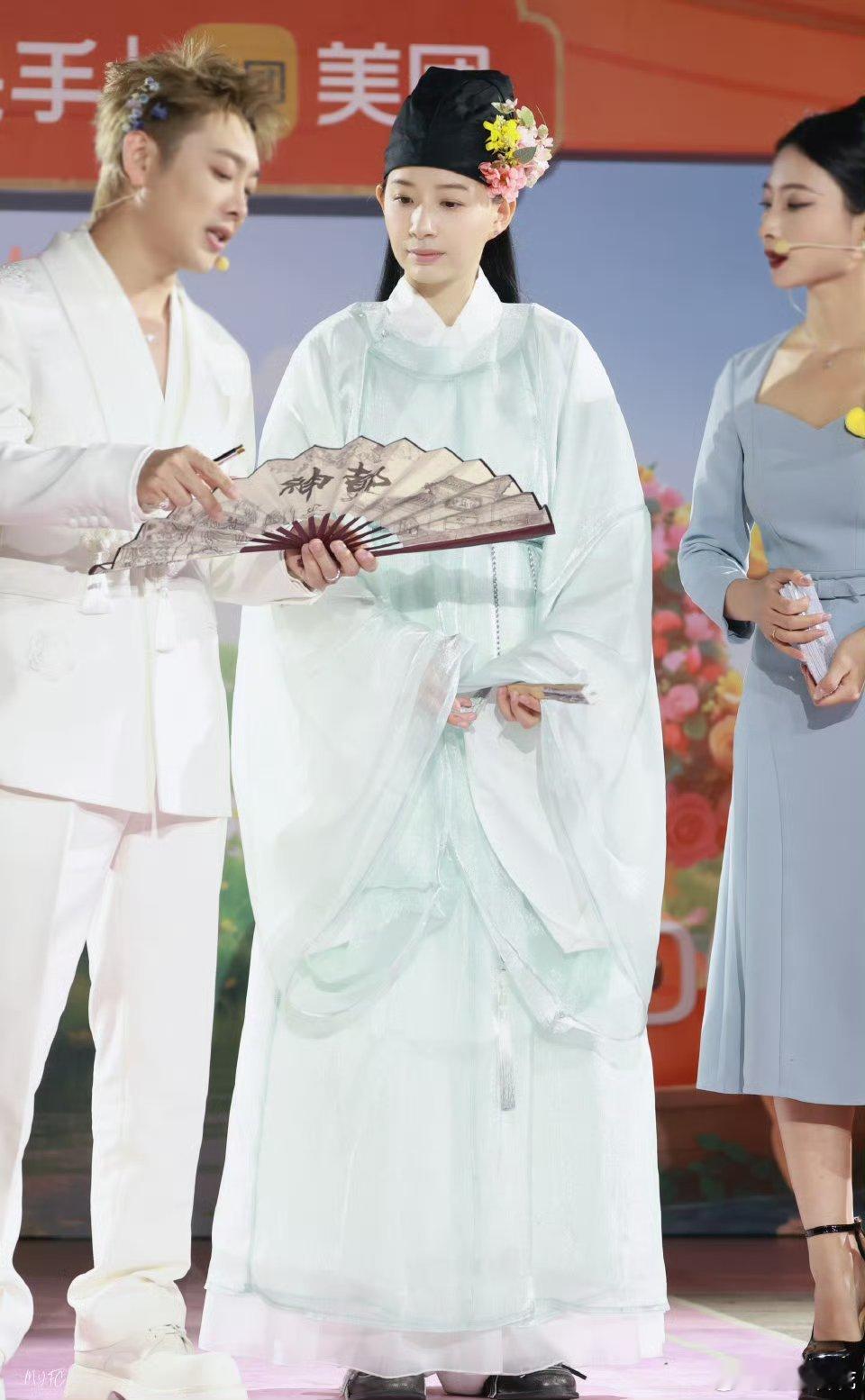 李斯丹妮在洛阳体验簪花从潮酷歌手到古风公子，李斯丹妮洛阳簪花完美转型，温润如玉不