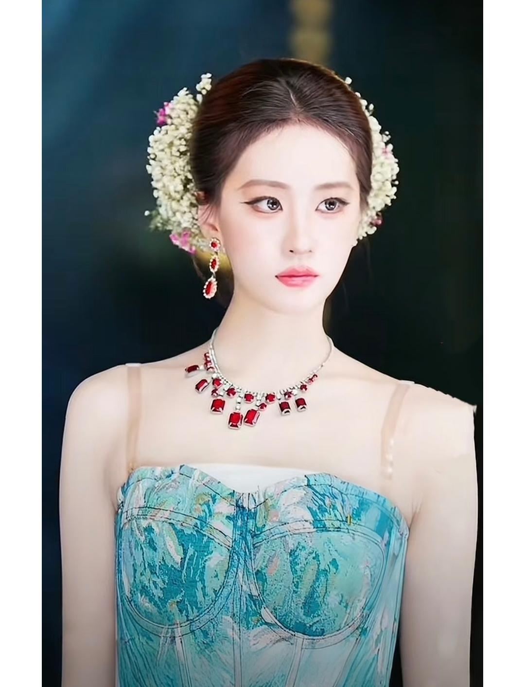 刘亦菲仿妆团爆火
11月初，有一主播因仿妆演员刘亦菲满天星造型爆火，一场直播在线