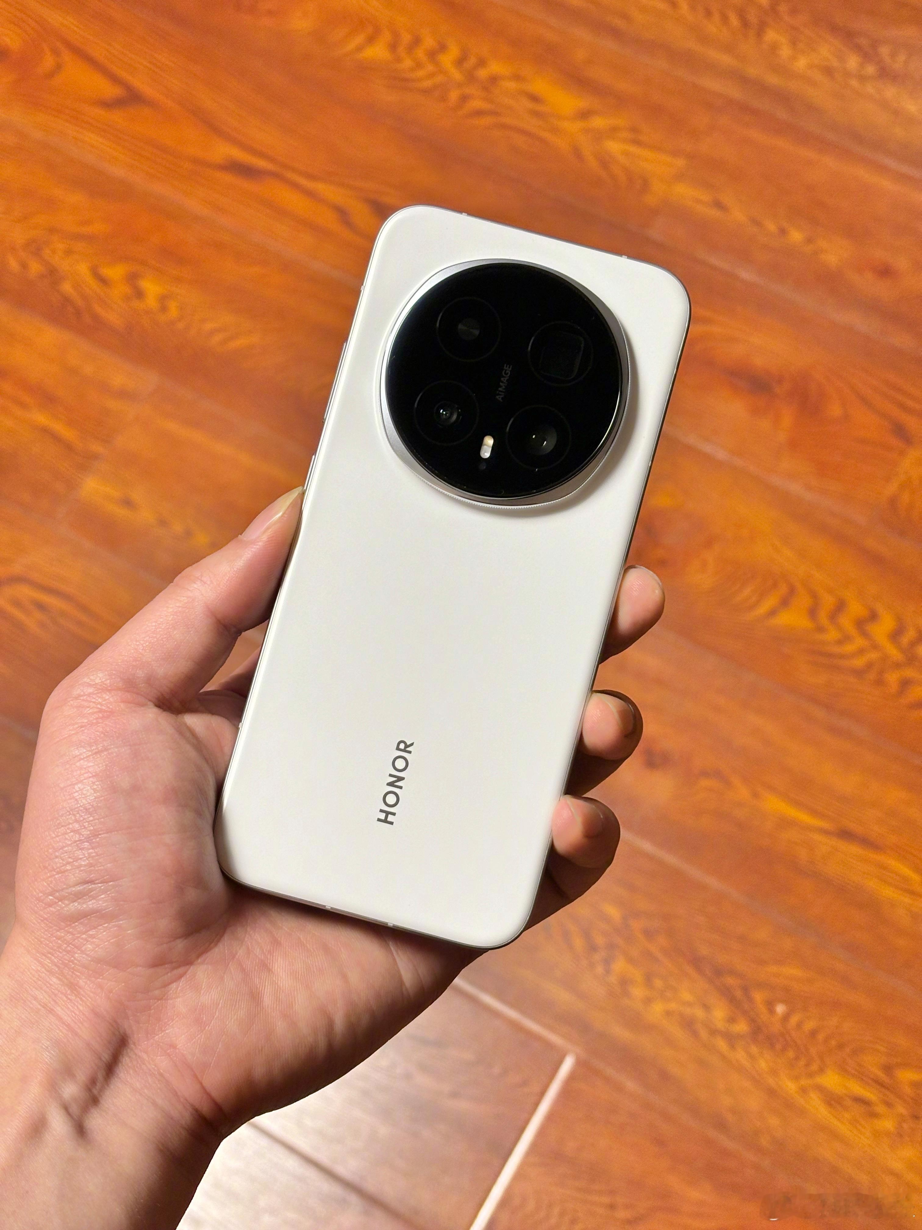 发布了这么多款Ultra，现在回头看Magic8 Pro，它的影像实力虽然跟其它