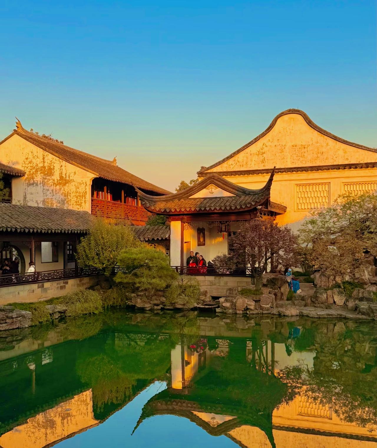 男人成熟的标志：闲事少管，打架离远，不要和任何人走的太近。少吃、多睡，少说，多做