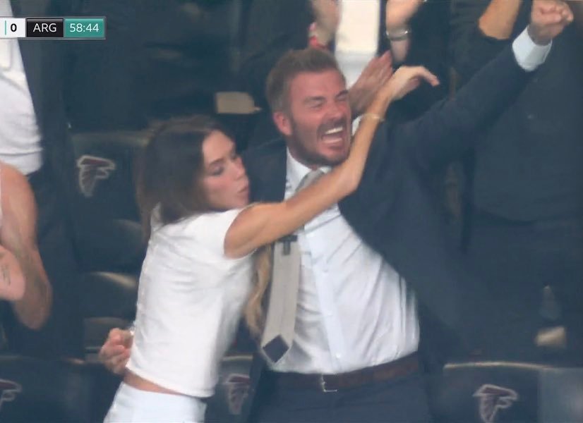 英格兰1-0领先把观众席的贝克汉姆高兴坏了，连此前观赛被网友吐槽“冷脸看球”的贝