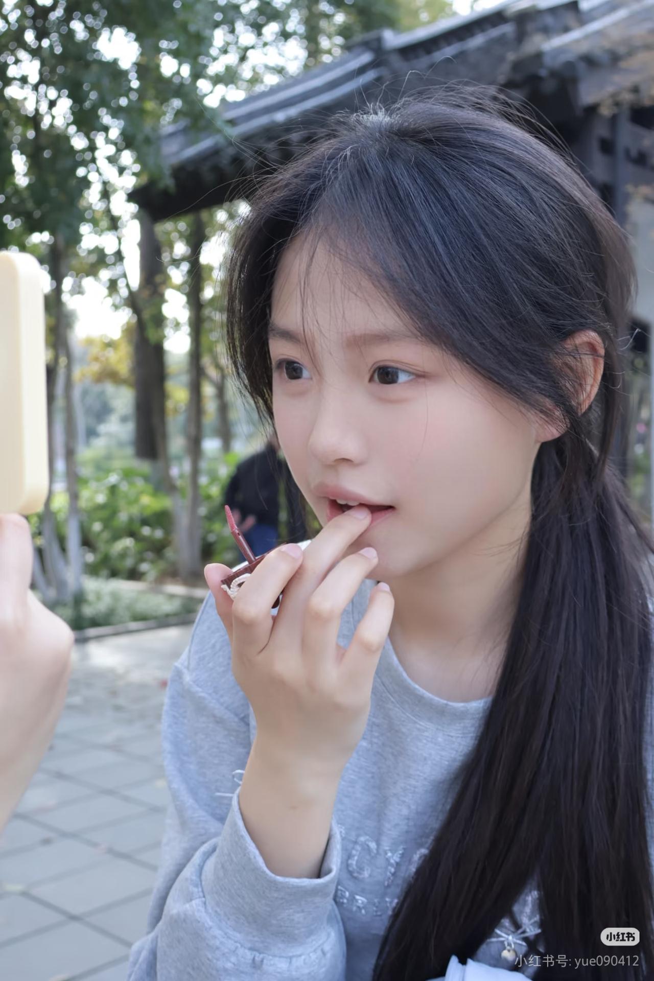 朋友在公园里吃冰淇淋。