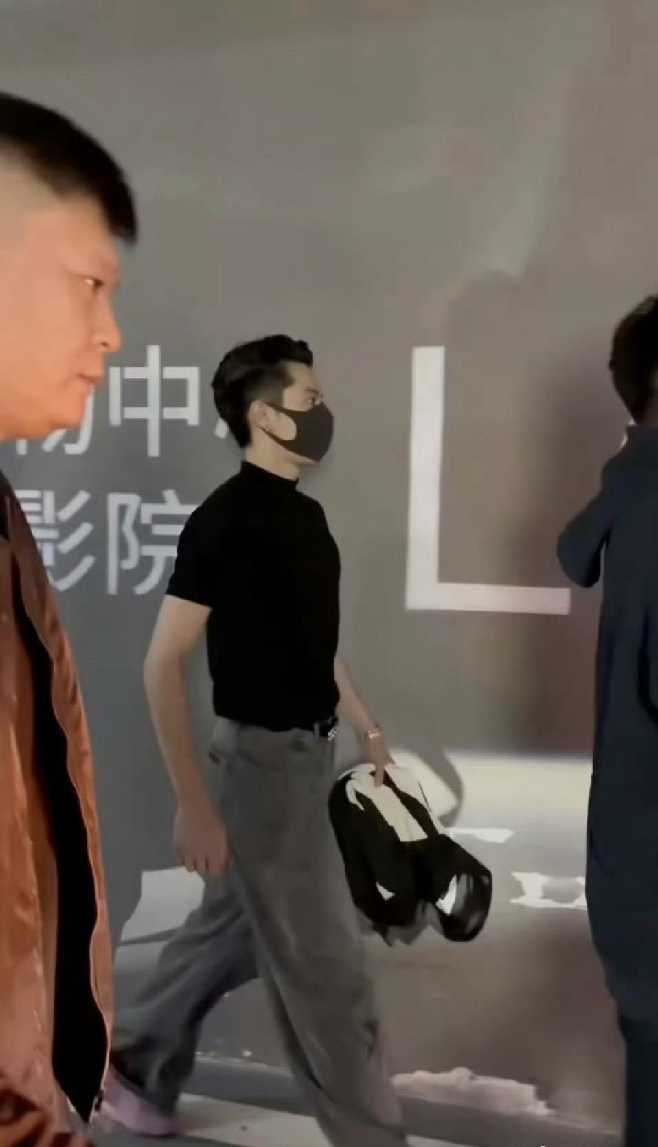 坚持健身的效果：宽肩窄腰翘臀✌️