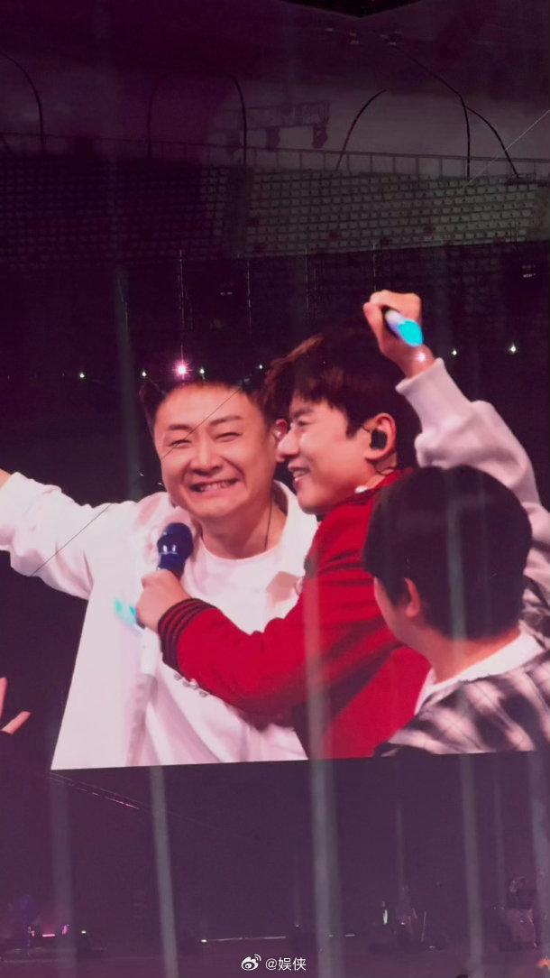 张杰在张杰演唱会上看张杰梦幻联动惊喜满满！阿杰亲临张杰鸟巢演唱会舞台，两个张杰凭