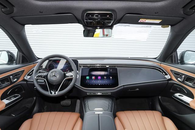 要说奔驰的颜值巅峰还得是老虎头奔，如今的奔驰把车标和前脸整合，车内的竖屏换成了横