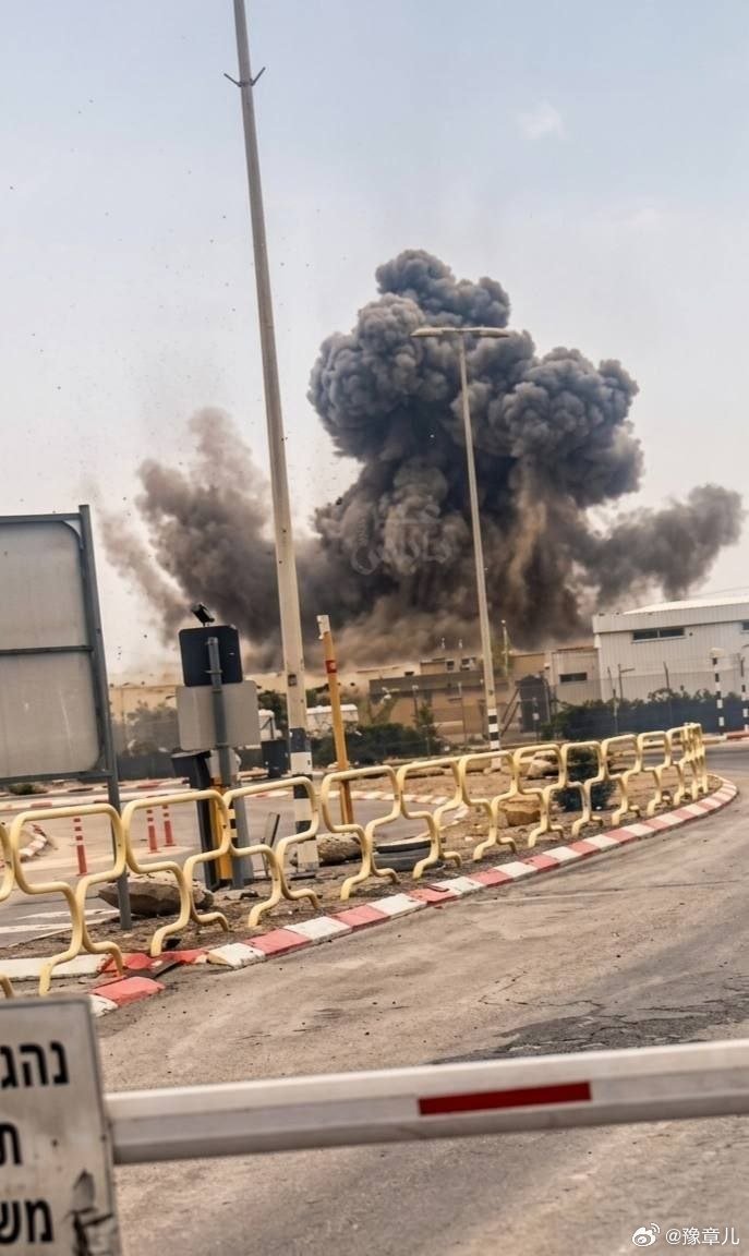刚刚！伊朗发射的弹道导弹击中了以色列核设施所在地“迪莫纳”的瞬间。 