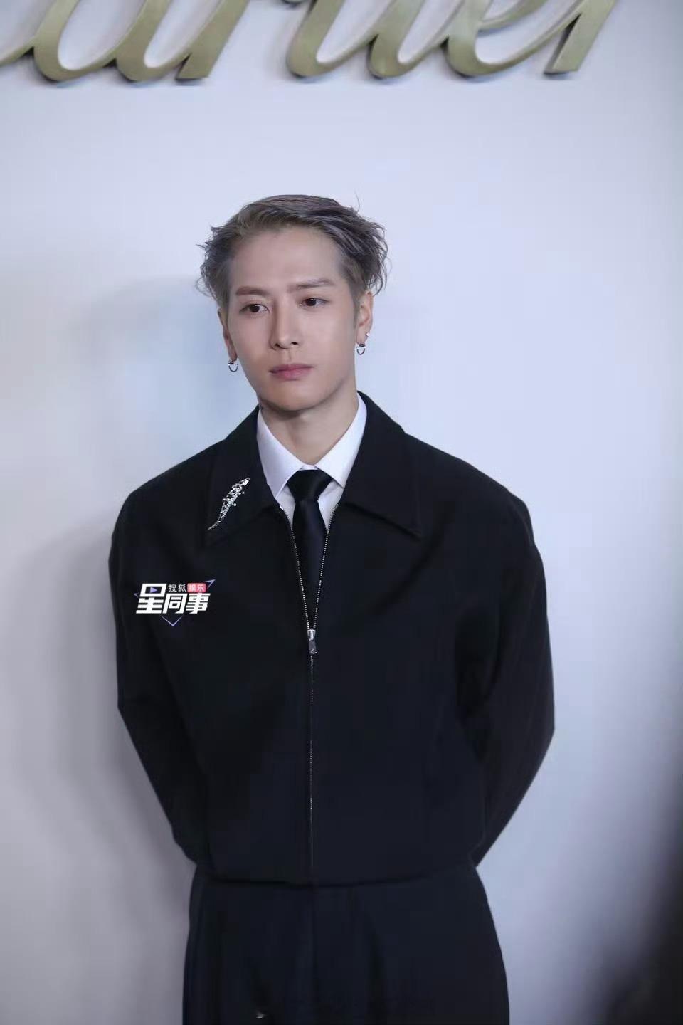 王嘉尔佩戴CARTIER高级珠宝手镯与胸针，一套黑色休闲套装亮相今晚的Carti