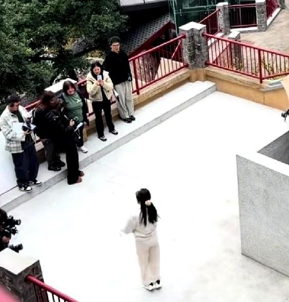 75岁刘晓庆在重庆农家院蹦跶，路过网友抬头一看直接愣在原地。
穿一身白休闲服，