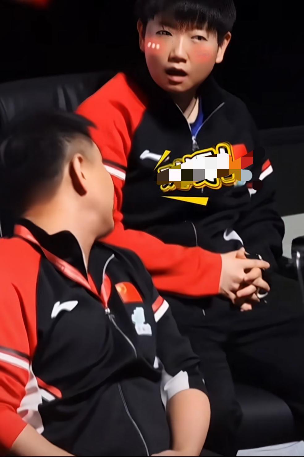 王皓：莎莎。
莎：嗯，王导。

王皓：你打的真棒👍
莎：别夸我了，我脸都红了。