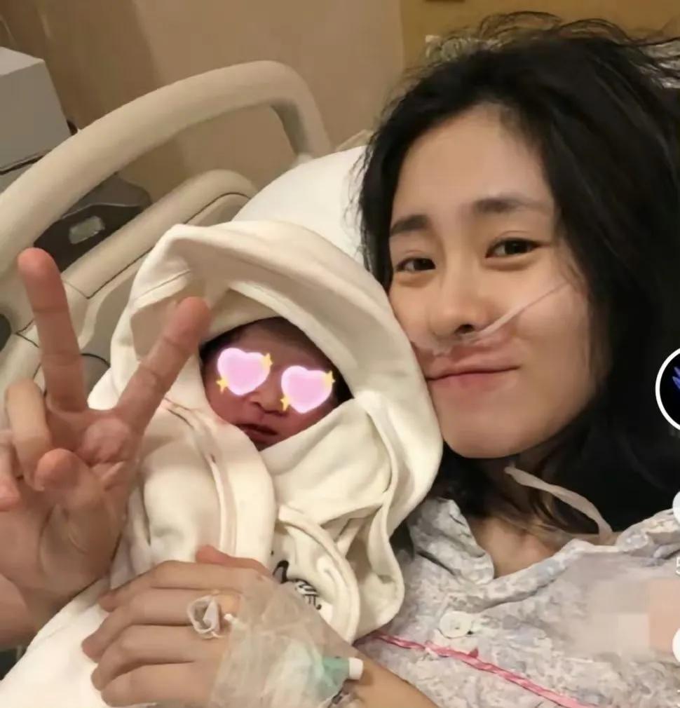哇哇哇！张碧晨情人节发视频晒过年日常，果然女儿是妈妈的小棉袄！是大美女和小美女一