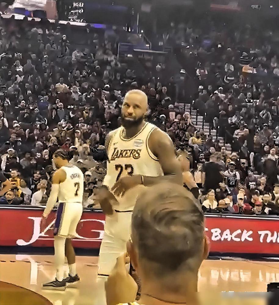 詹姆斯差点被球迷喷破防了！在湖人客场挑战76人的比赛中出现了一个小插曲，一位场边