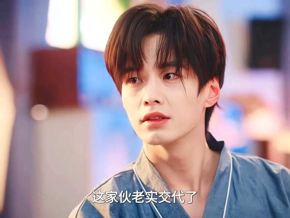 何与靳朝苦尽甘来哭出克制隐忍自卑 何与的微表情真的绝了！先是嘴角上扬的笑，眼里却