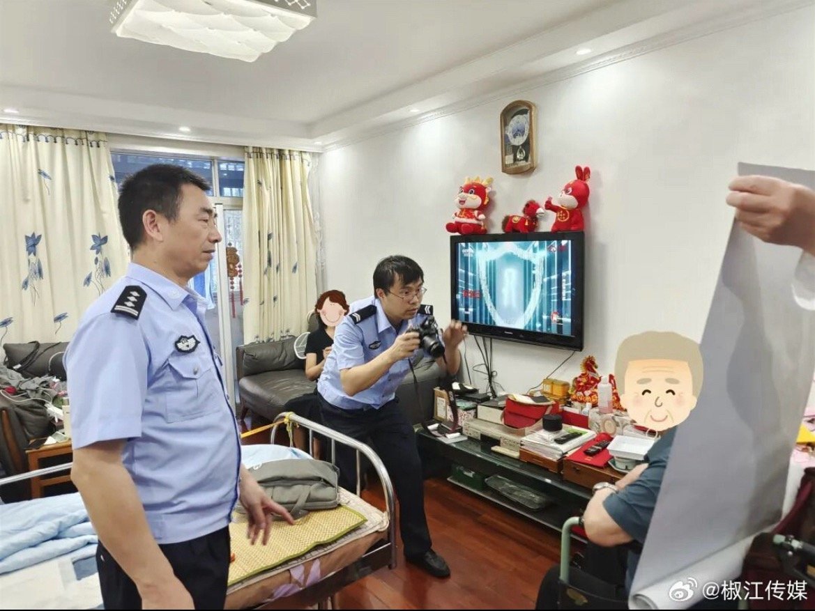 雨天便民办证晚间救助萌宠台州警民守望温情风雨中上门为高龄老人办证解忧，夜幕下联手