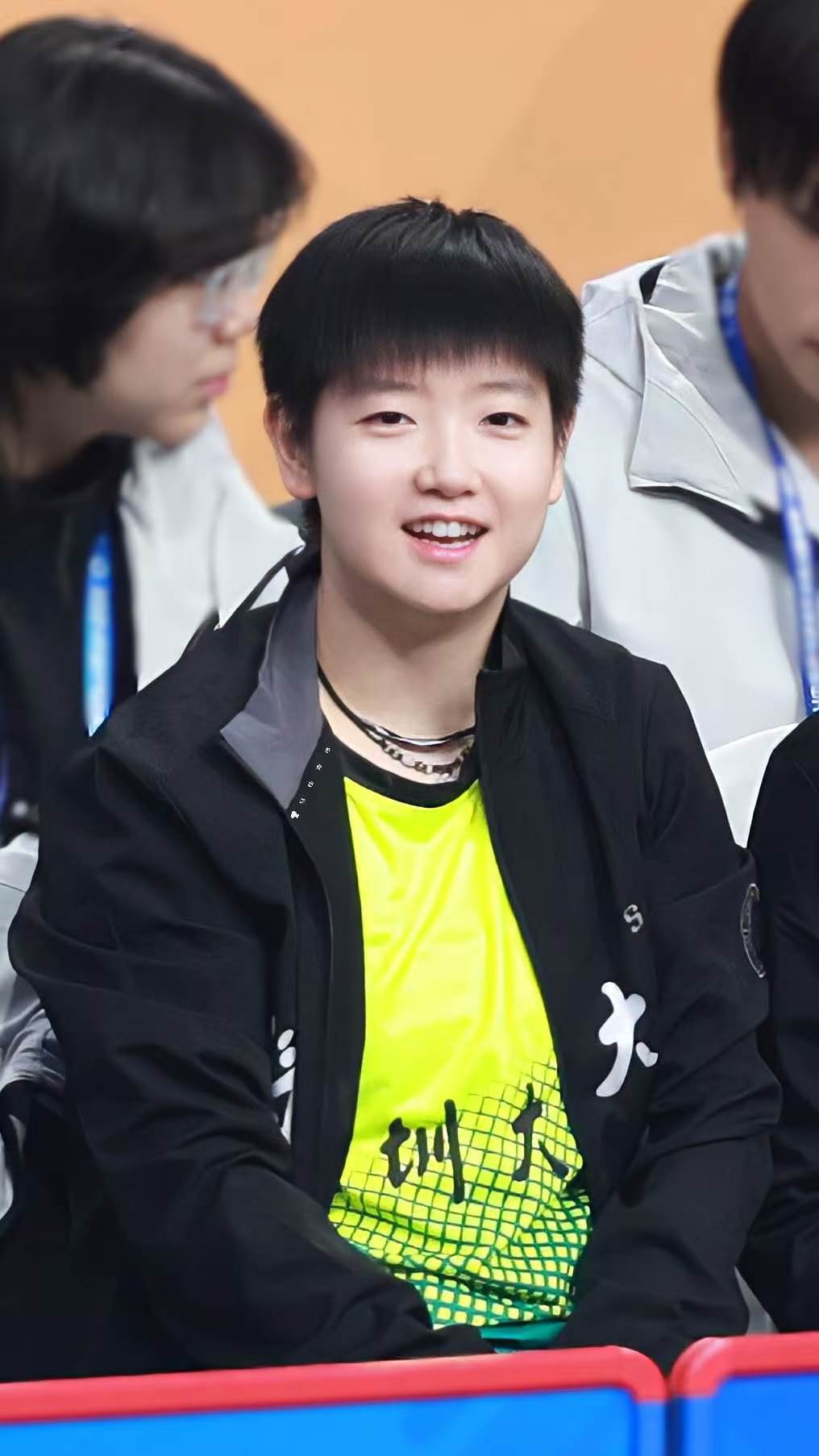 孙颖莎椰子鸡汤面赛场上霸气全开，每一球都势不可挡；场下面条一碗，温柔又治愈。孙颖