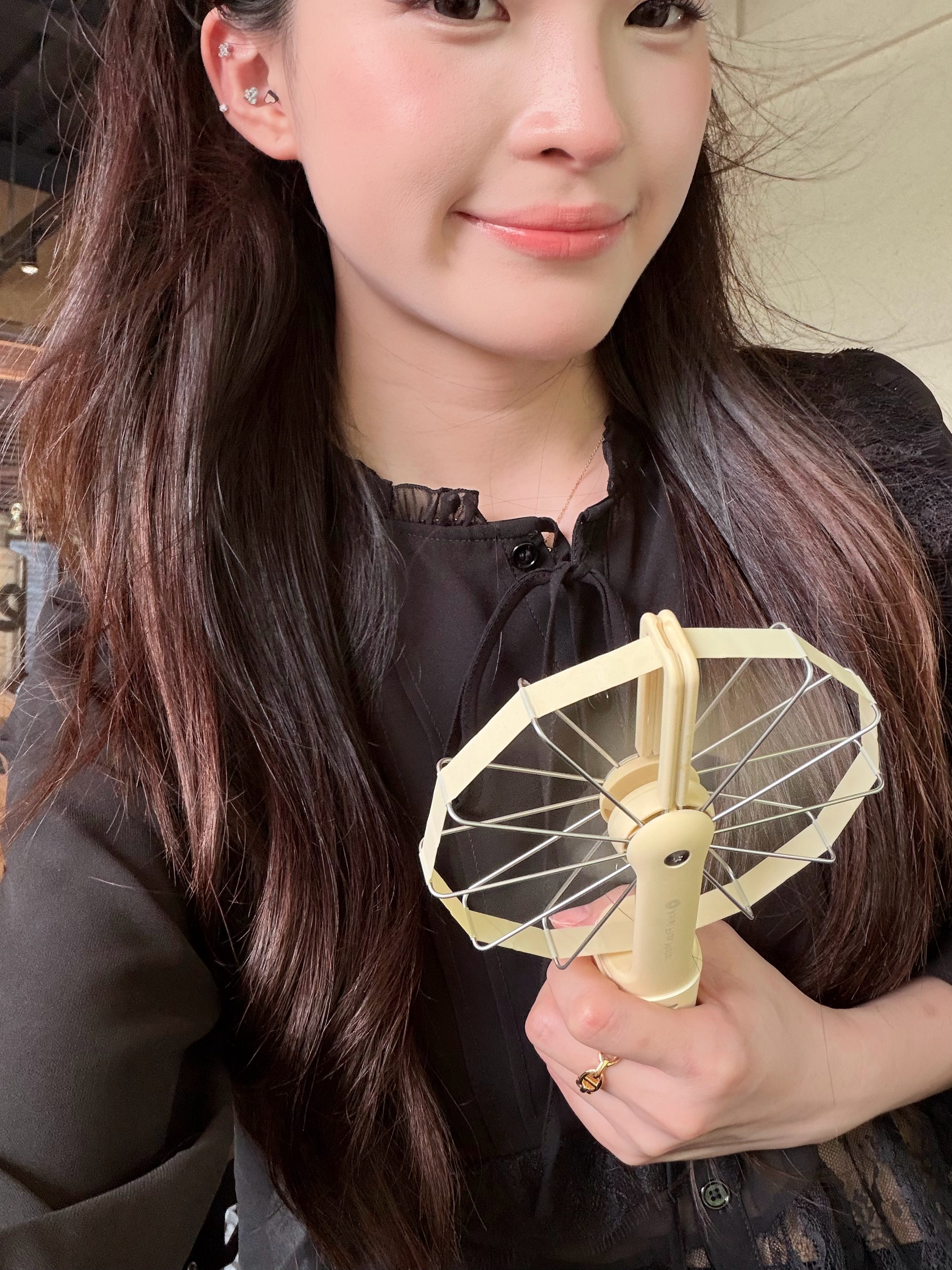 姐妹们现在广东的夏天真的热到融化！'◡'出门不带个小风扇我真的不敢踏出空调房～它