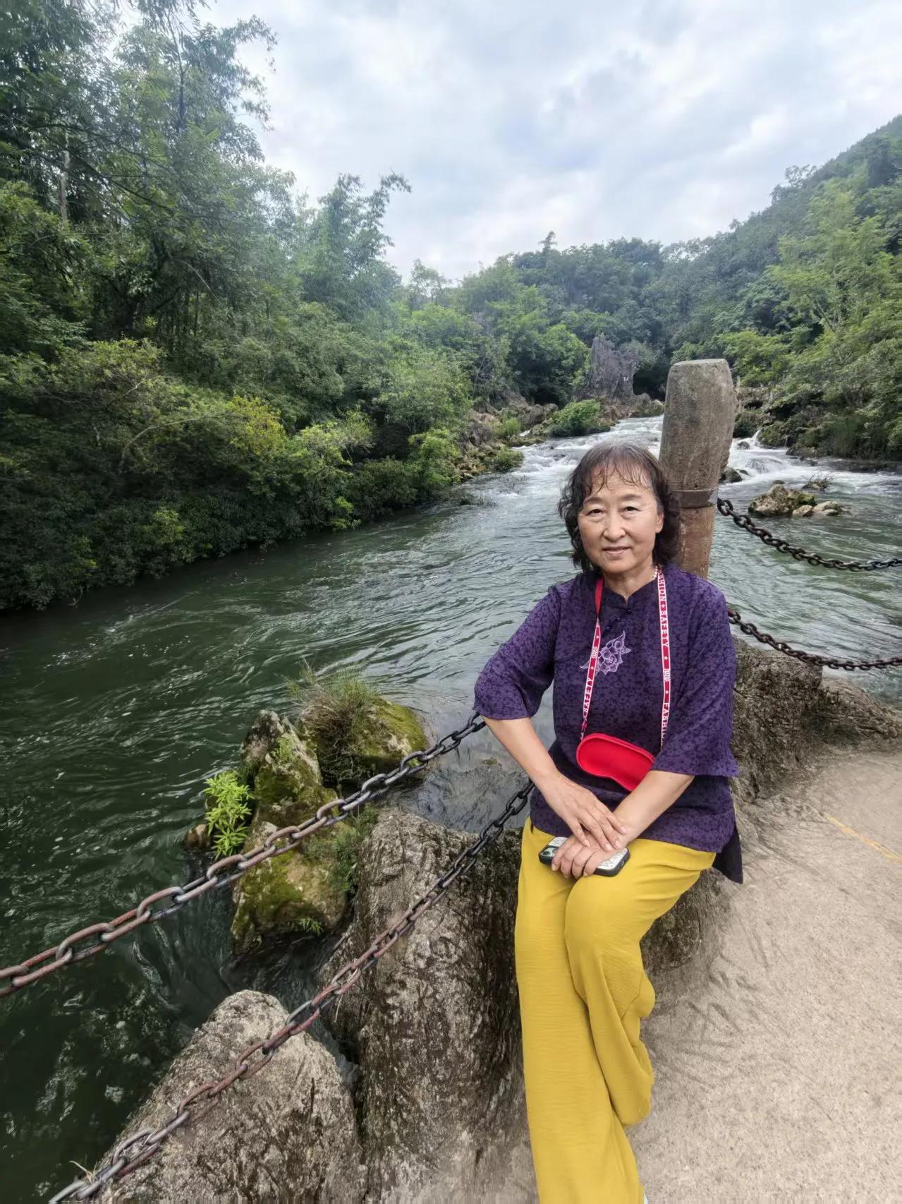 一场贵州之旅，让喧嚣生活按下暂停键。奔赴群山之间，观赏黄果树瀑布奔涌而下，穿行清