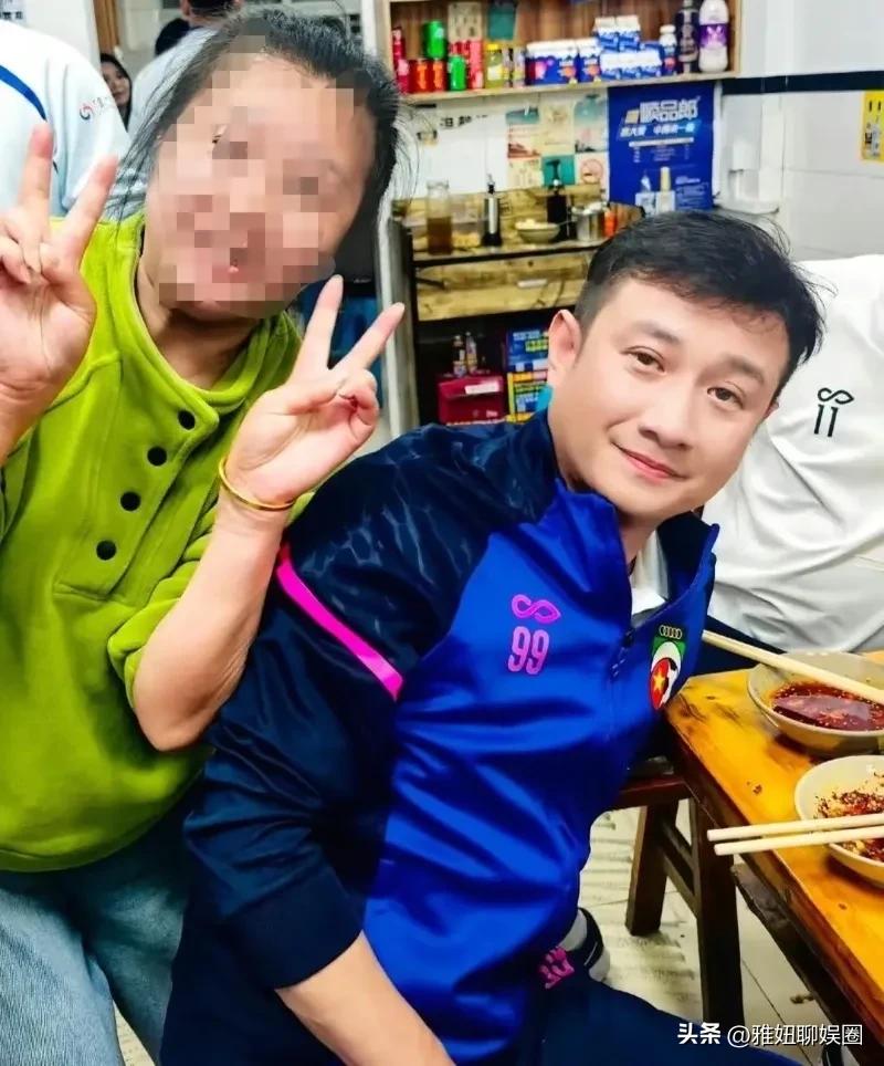 42岁的文章在泸州一家小餐馆吃饭被网友偶遇，蓝色休闲球服显得还是挺年轻的，身材看