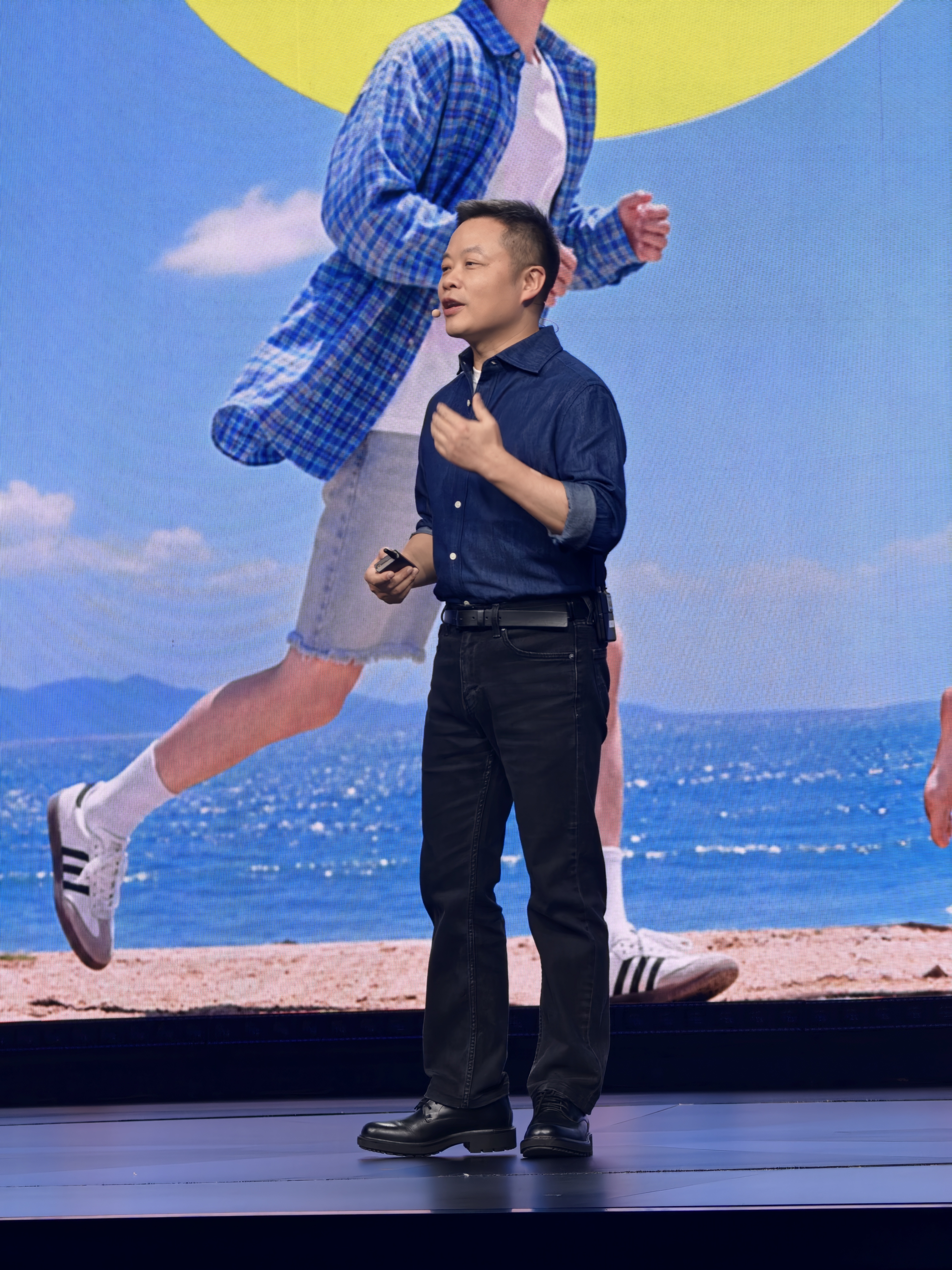 不得不说，坐在第一排就是好。 随便一拍，就是何小鹏 