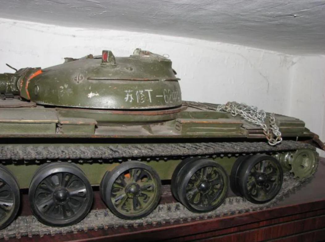 1969年，我军缴获苏军一辆坦克，苏联派汉奸潜入我国，打算炸毁坦克，谁知汉奸在坐