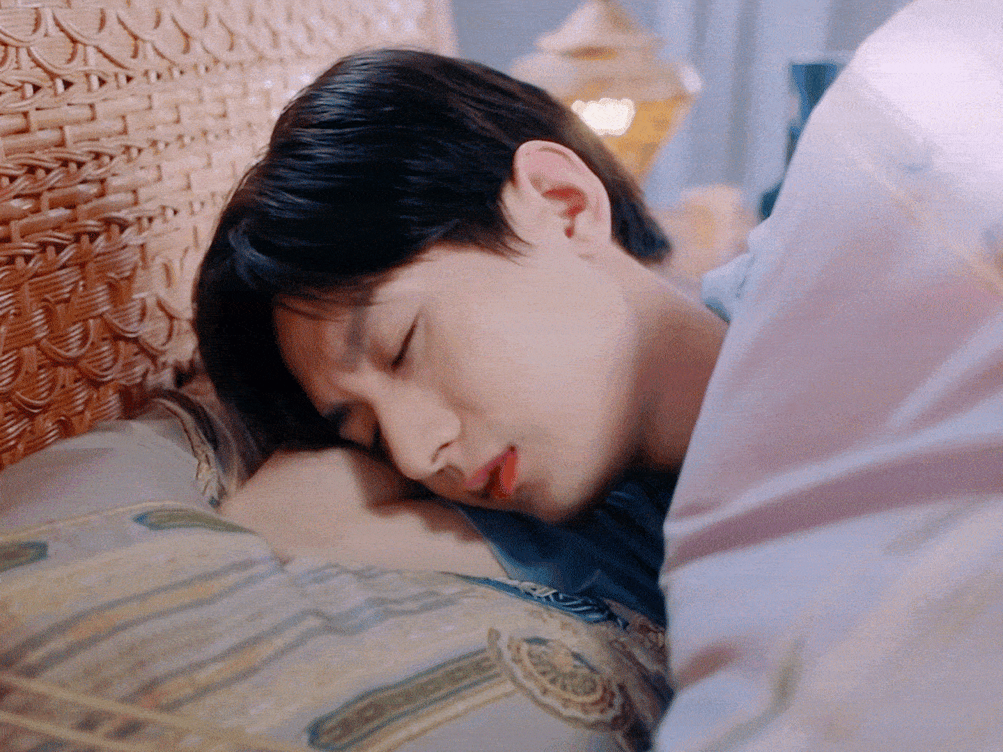 今天调休一天，孩子都上学了，真想躺床上一天不起床😄