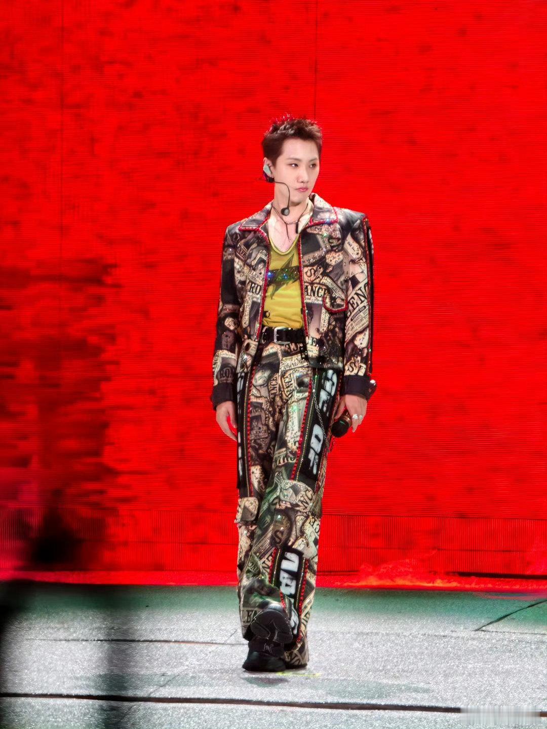 汪苏泷鸟巢几乎每套都是新衣服汪苏泷鸟巢演唱会新衣服汪苏泷鸟巢演唱会的造型太会了！