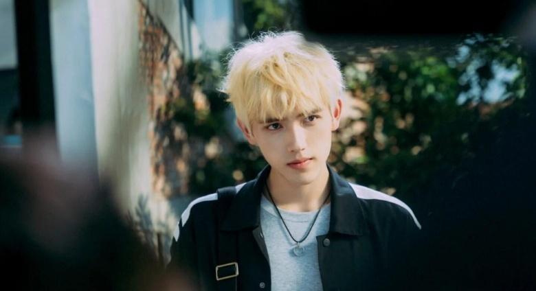 陈飞宇看见啥了 今日份快乐来自陈飞宇的迷惑行为，线下活动帅出新高度，却在行走中多