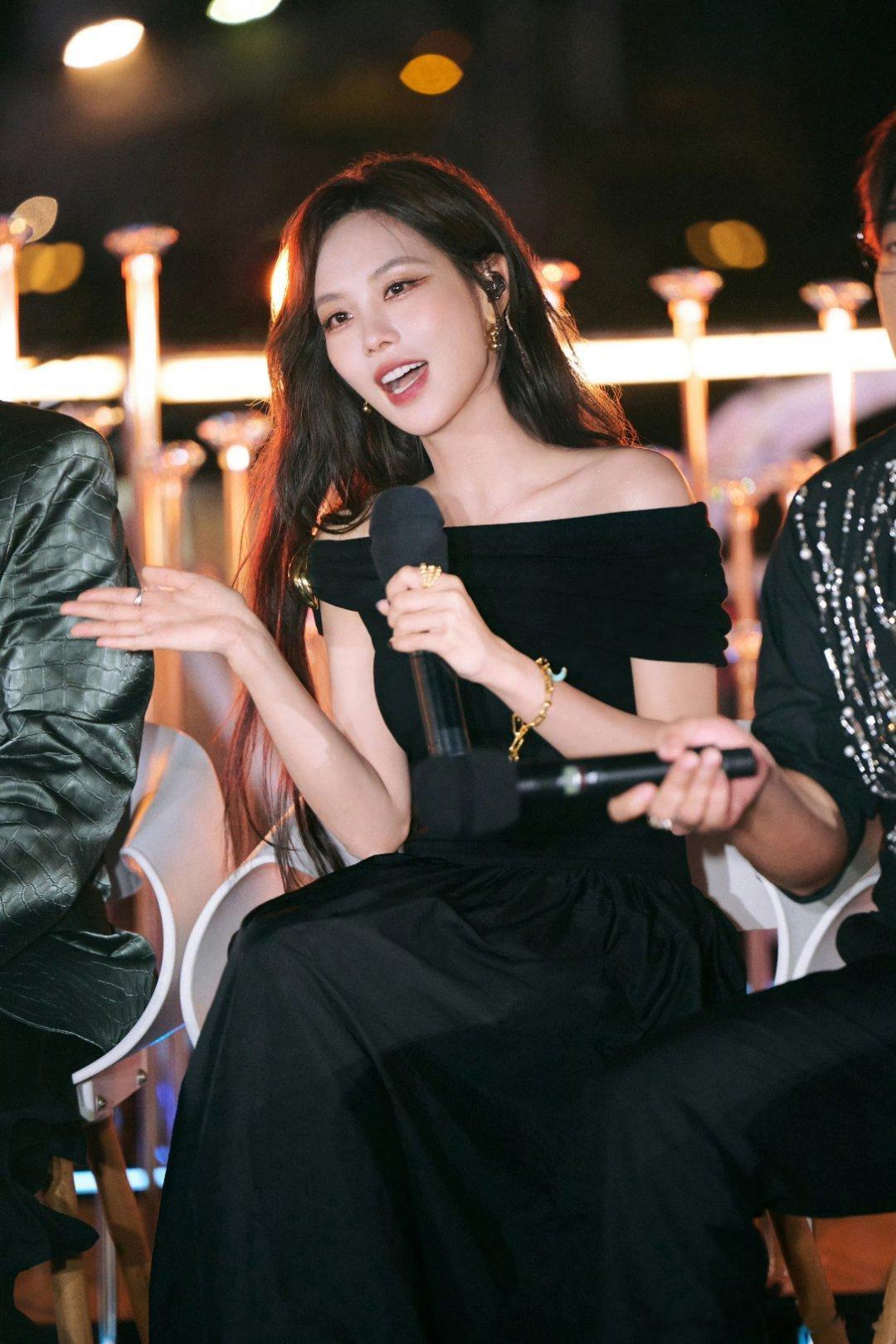 王霏霏穿小黑裙美成这样​​​