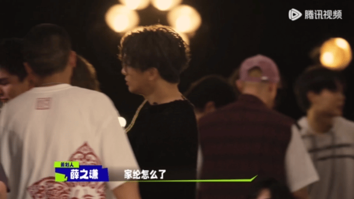#薛之谦暖心安慰舞台事故崩溃选手##内娱音综好浓的活人味#看到老薛安慰出现舞台事