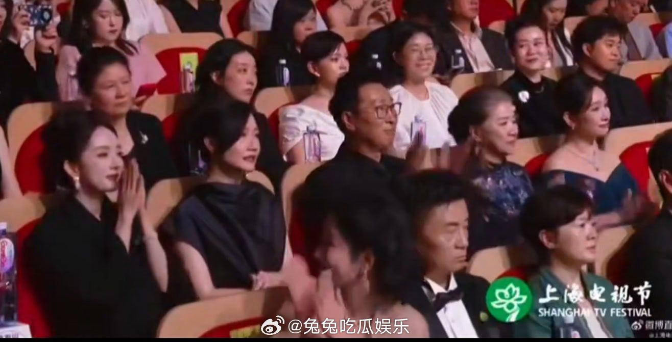 杨紫回头为杨幂鼓掌白玉兰颁奖典礼   《生万物》编剧特别感谢杨幂，“我心中最完美