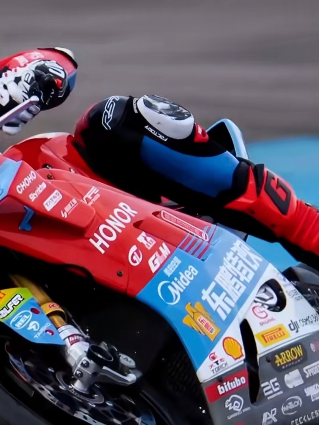 张雪机车车身新增多个中国品牌标识好大的东鹏特饮