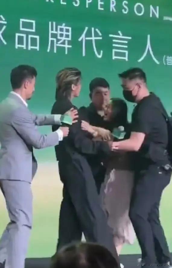 蔡徐坤今天现场站台被台下粉丝冲了 