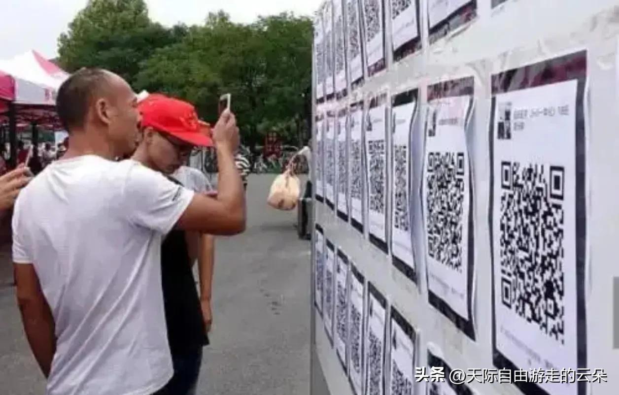 大学录取书还没捂热，家长群先建好了：这届大学生为何逃不开“电子保姆”？

从高中