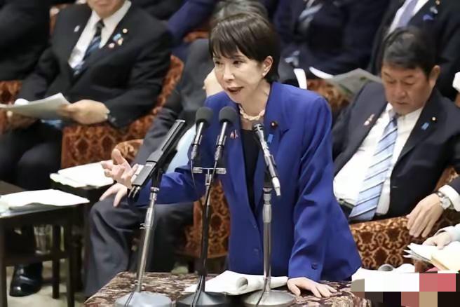 蹬鼻子上脸！狂到没边！
福建舰刚入列，日本首相高市早苗就跳出来放狠话：“中国武力