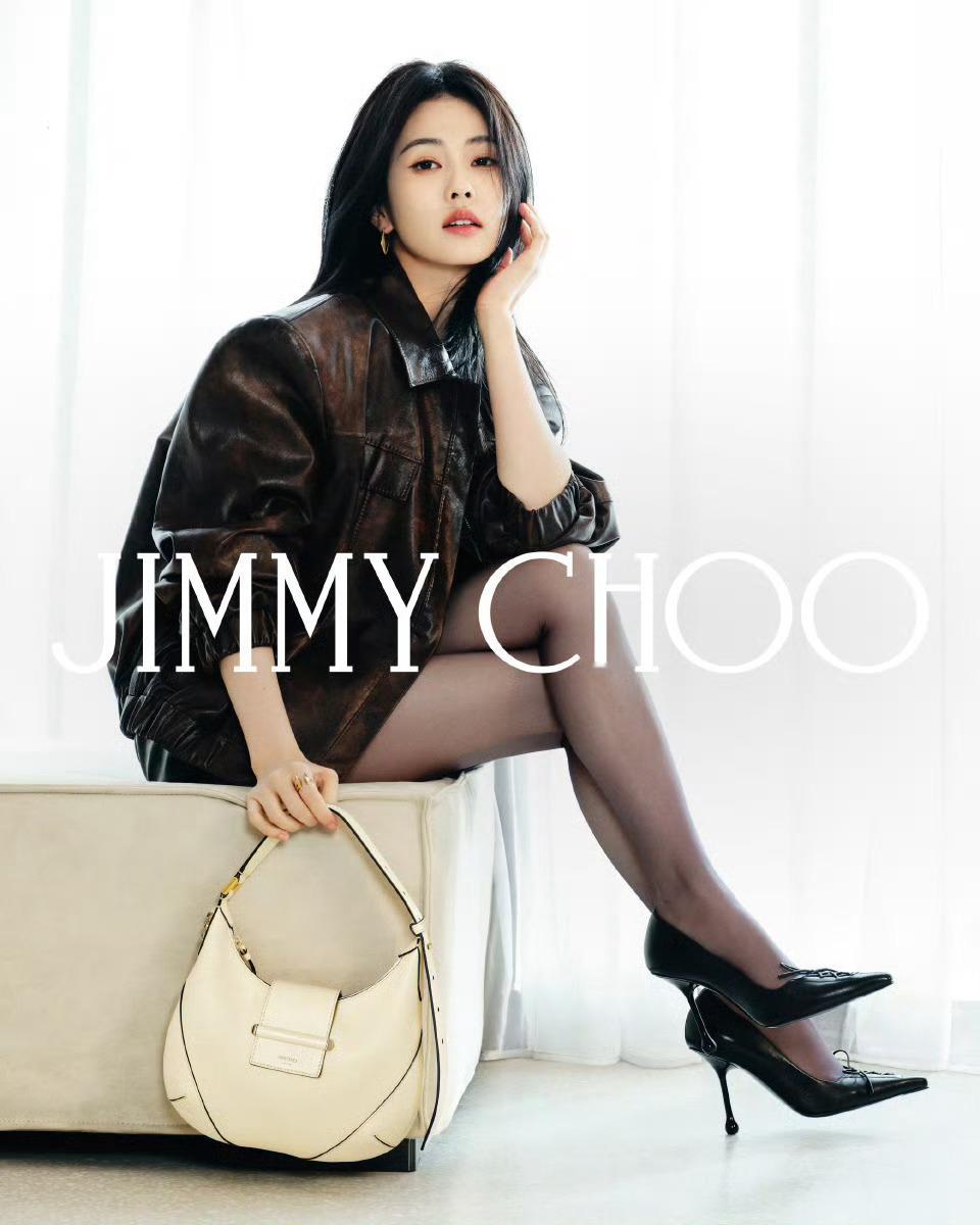 Jimmy Choo亚太区品牌代言人白鹿2025秋季全新BAR HOBO系列手袋