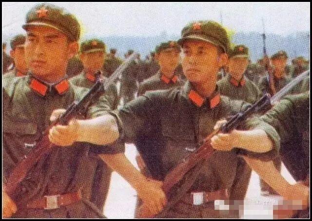 对一支军队来说，在展示自身性质和光荣方面，军装的重要性仅次于军旗。

新中国成立