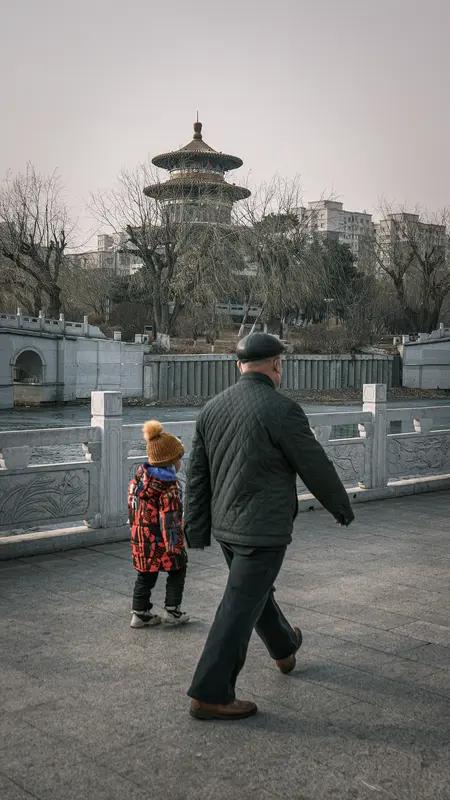 如今有了社保，“养儿防老”的观念也该改改了。往昔是大家庭生活模式，老人会把家产都