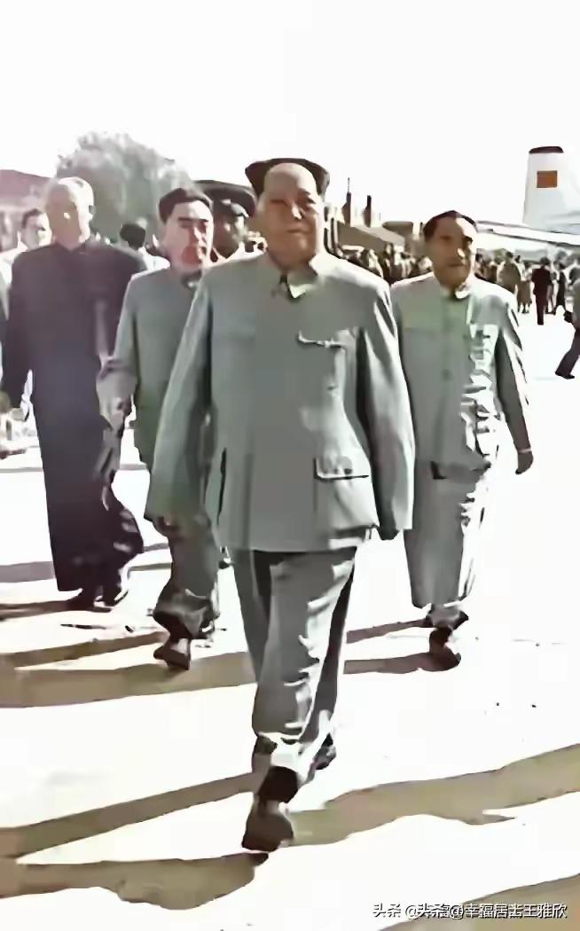 今日清明，劳动人民，向毛主席和先烈献花！
 
又是一年清明雨，最该敬的人，不能忘