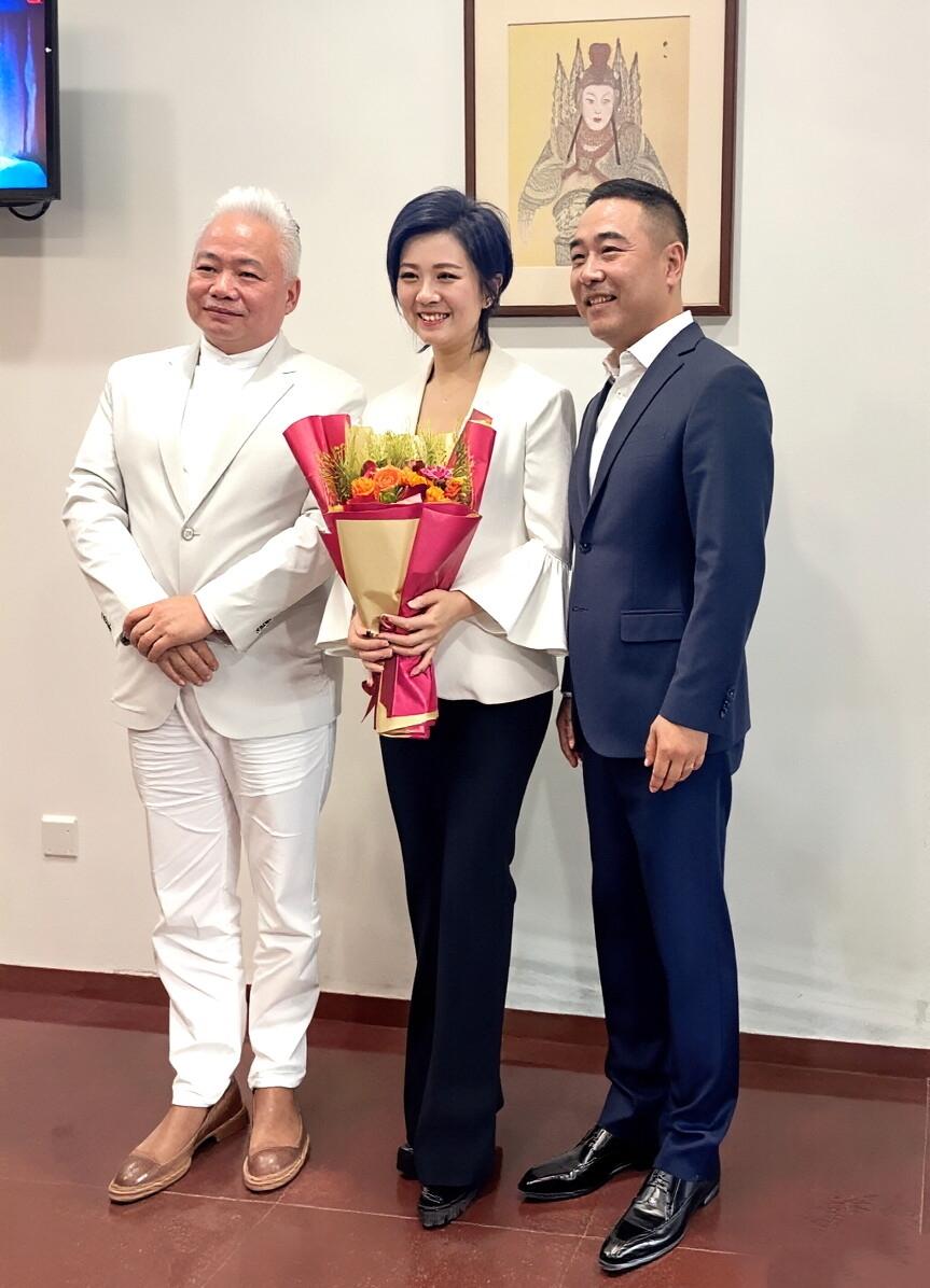 镜头中的''国乐行者''方锦龙额头饱满，面庞红润，气色盈和，一身白色的衣服与一头