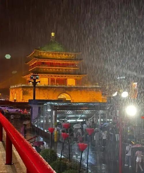 【西安超过1个月落雨】西安下了1个多月雨后遍地长蘑菇  一时间，长安城墙泛绿色，